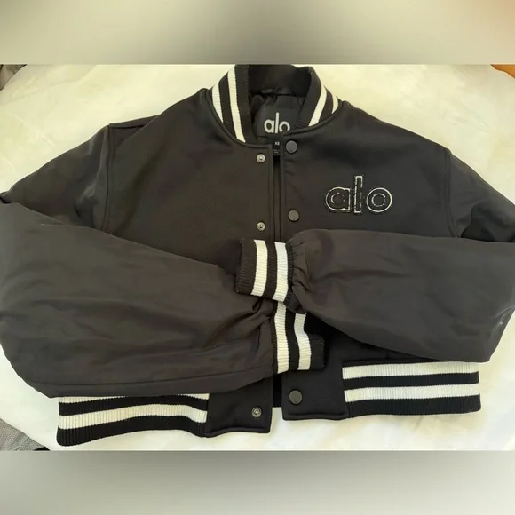 Cropped G.O.A.T Jacket size XS - Picture 2 of 6